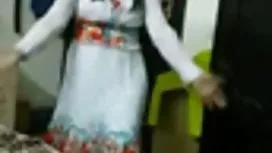 阿姨和侄女腐化了一個年輕人並且性交