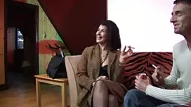 一個人獨自決定把妓女叫到家裡