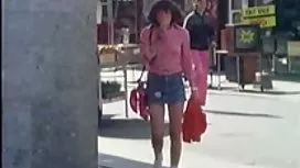成熟的母親對她兒子的朋友並不害羞，很高興被烤