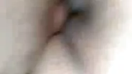 把他的腳放在洗澡的金發女郎為自己撒尿