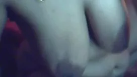 褲襪的美麗的淺黑膚色的男人演奏她的與假陽具的貓