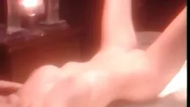 俄羅斯的瘦子在鑄造屁股上給了
