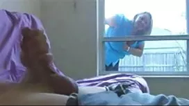 紅發女郎在伴侶面前敲打著自己的大假陽具