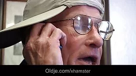 奴隸舔了瑪莎夫人的兩個裂縫並幫助暨