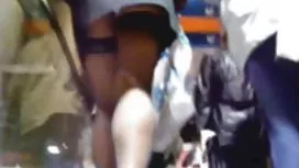 充滿激情的肛交與貓在沙發上的金發女郎