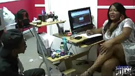 在陽台上勤勉吸氣