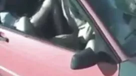 他們三個人肆無忌憚地將女孩拖進樹林裡，把她們搞砸在一起