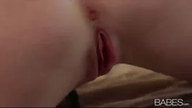 深蹲後的女孩在屁股上得到了強烈的屁股