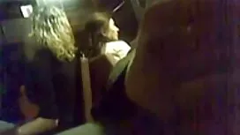 用手指在院子裡打了一個洞