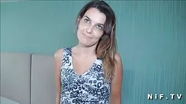 一對年輕夫婦在他們的遊戲中嘗試了一種新的振動器