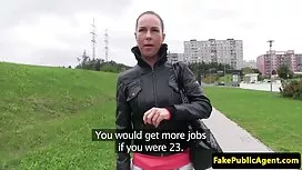 一個很酷的父親和他的女兒在桌子上和性高潮