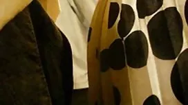 一個人拿起一個華麗的黑髮女郎，帶著一輛很酷的車