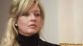 Lenka脫掉衣服的窗戶和性交貓手指
