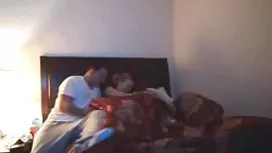 女同性戀他媽的在廚房裡有一個雙陰莖