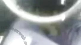 亞洲人展示她如何巧妙地擁有她靈活的身體