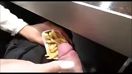 禿頭的兒子oksmuril他的媽媽和他媽的在沙發上