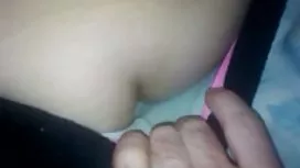 瘦弱的女孩在廚房裡脫衣服