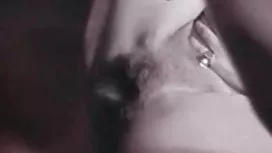 從庫尼完成的乳頭吸入她的嘴巴，坐在雞巴的陰部