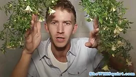 躺在椅子上的催人淚下的陰莖假陽具