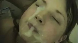 Katya沐浴在淋浴間，徹底洗淨了她的縫隙。