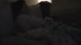 把她裸露的屁股靠在樹上，樹幹上的脂肪小便