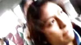 性感熟女決定向朋友們看燈
