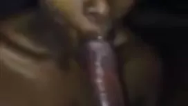 年輕的黑髮精美地玩橡膠成員