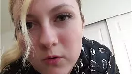 與陰莖有關的蕩婦使她的朋友他媽的