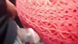 非常靈活的Tanya採取不同的姿勢