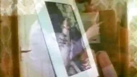 在廚房裡扯掉母狗，讓精子從大腿上流下來