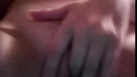 在毛茸茸的帽子上顯示理髮