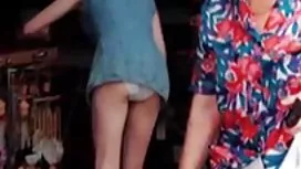 幾位男性在老年妓女上烤洞