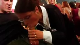 一個男人在口交後呻吟射液