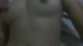 女孩在相機上採取她的kuni