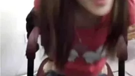 一個胖女人穿過樹林散步，結果他媽的