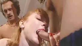金發女郎舔了一個成熟的婊子舌頭的洞到性高潮