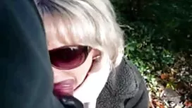 完成了一個年輕女孩的臉