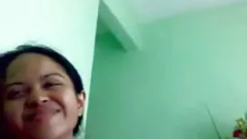 當她睡著時給朋友錯誤的藥丸撕下來