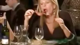 一個男人幫助一個成熟的女人
