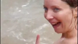 害羞的金發女郎仍然張開雙腿剃光招搖