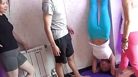 聽到這個傻傻的媽媽如何用口交幫助媳婦