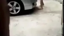 她坐在椅子上手淫玩具