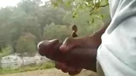 成熟的女同性戀舔毛茸茸的女售貨員珠寶