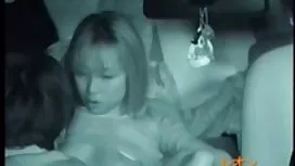 戴眼鏡的傢伙亂搞一個小雞巴的女孩