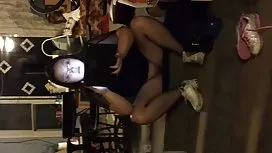 兩個美女讓一個人玩得開心，服從