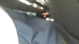 那傢伙在剃光的豆莢裡猛烈地敲打著金發女郎