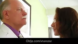 Bespectacled拉扯了一個穿著短褲的成熟女人