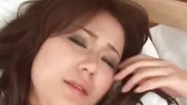 在與兩個男人發生性關係之前準備好她的假陽具洞