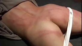 當她的朋友們游泳時，她設法勾引了一個口交男人