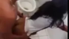 纖細的女孩用她的雙手撫摸自己
